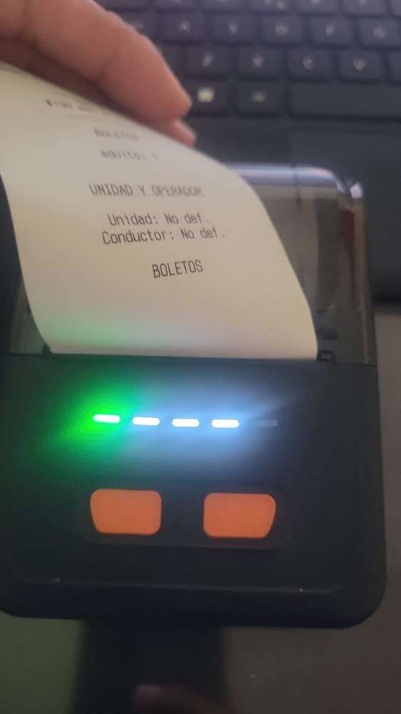 impresora bluetooth portatil imprimiendo un boleto