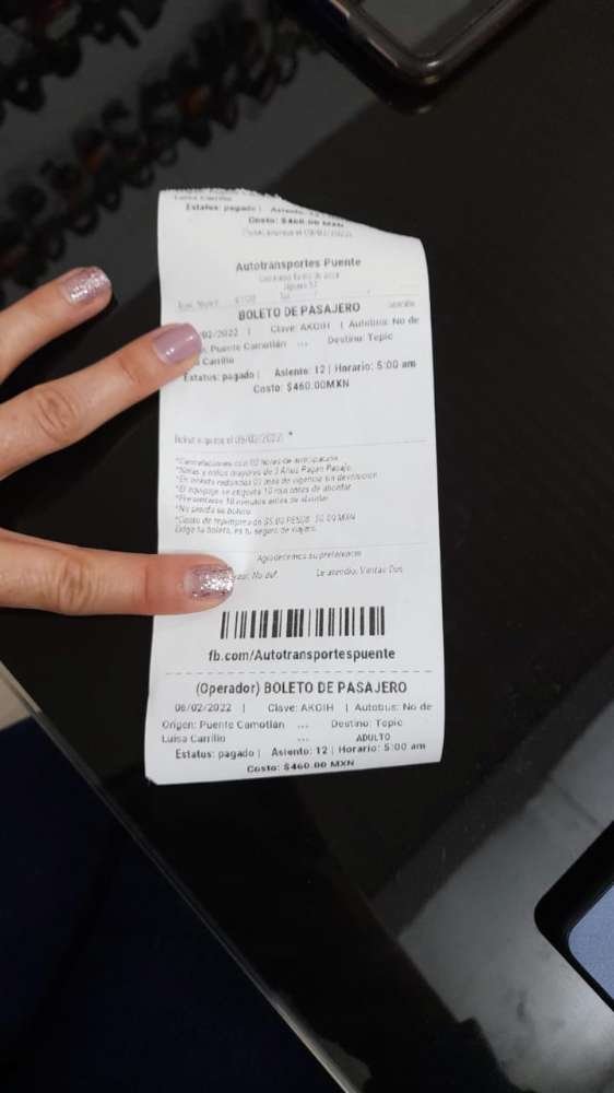 mano sosteniendo boleto de pasajero