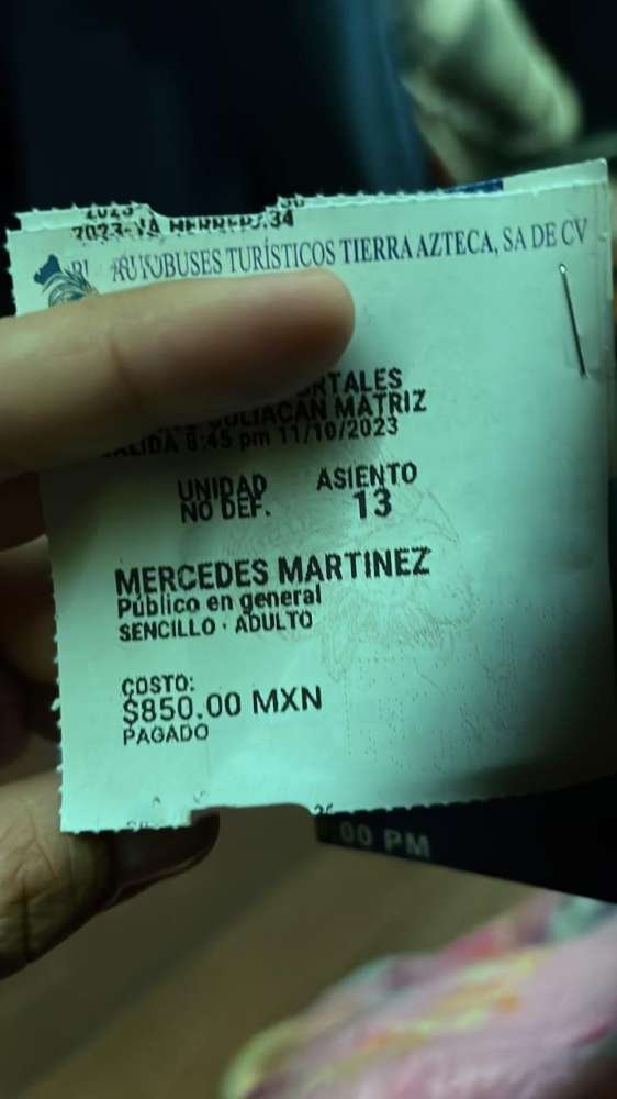 mano sosteniendo boleto